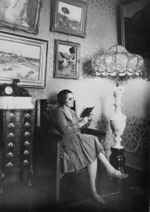 Dr. Erlach Sándorné (Harmos-Gizella) Egerben az Arany János utcai lakásban.