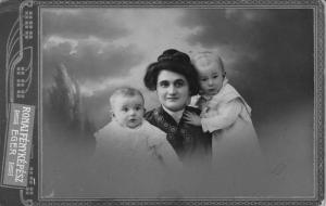 Dr. Erlach Sándorné, született: Harmos Gizella 1905-ben-fiaival: Sándorral és Istvánnal.