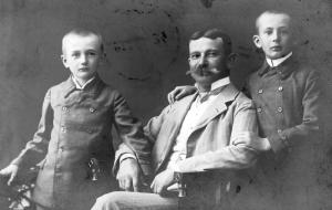 Erlach fiúk  Csépány Béla domoszlói földbirtokossal.1913-ban.