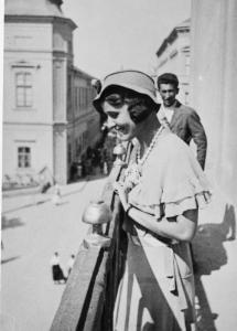 Cica az egri Lyzeum erkélyén