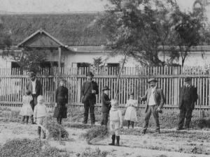 Harmos család a Vácszentlászlói házuk előtt.készült:1888-ban.