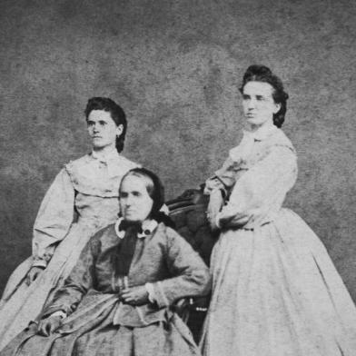 Hangonyi Jánosné született Fülöp Anna és lányai Mária Klára 1860 körül