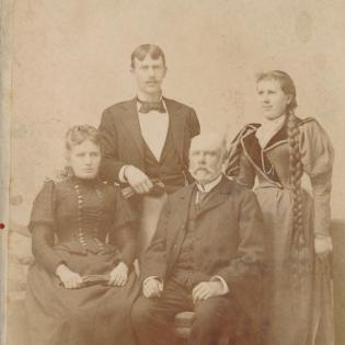 Erlach József és családja, felesége Hangonyi Klara, két felnőt gyerekük:Anna és Sándor.