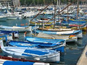 Nizzai csónakkikötő színei.