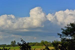 Gomolyfelhők a Tanya rét fölött.