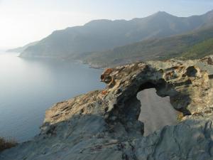 Korzika. Látványos szikla a nonzai plage fölött.