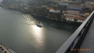 Porto. Fények a folyón.