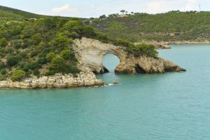 Puglia, Gargáno felsziget alatt látható tengerbe nyúló szikla.