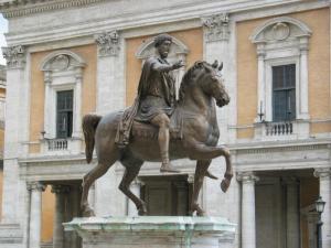 Róma. Marcus Aurelius császár (161-180) szobra a Capitólium dombon,Michelangelo tervei szerint kialakított tér közepén áll 1538-óta.