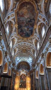 Roma. San Luigi dei Francesi, oltár és menyezet.