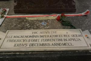 Palermo, márvány tábla latin felirattal II. Frigyes szarkofágja előtt.