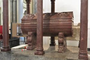 Palermó, II Frigyes vörös márvány szarkofagja a Katedrálisban.