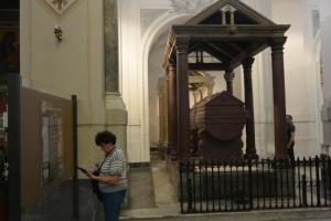 Palermo, Katedrális, elől II. Frigyes mögötte II. Roger szarkofagja.