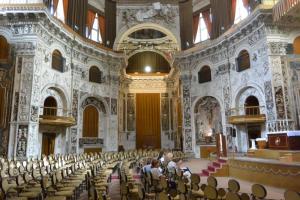 Szicilia, Palermo, Chiesa del Santissima Salvatore. Minden korszakban átépítették, ma nézőtérnek használják de nem veszítette el vallási funkcióját sem.