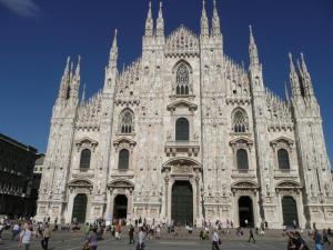 Milano, Dom, 1386-ban kezdték építeni Gian Galeozzo Visconti megbízásából.