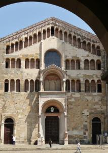 Parma. Dom. Lombard roman stílusban épült. Belül Correggio freskókkal díszített.