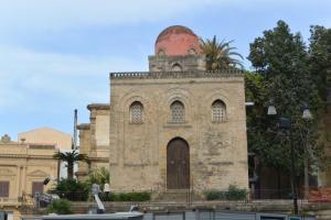 Palermo, Szent Cataldo templom, bizánci, arab. normann építészeti stílus. Kis méretű majdnem kocka alapú, tetején piros kupolákkal díszítve. Homlokzati kép.