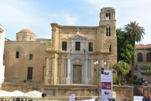 Szicilia, Palermo, Santa Maria  dell'Animiraglio. Az Admirális Szűz Máriájának nevezett templom. 1143 építette Antiochiai György, II Roger normann szicíliai király tengernagya. Nevezik Szent Martonárának is, azokról a szerzetes nővérekről akik föltalálták a marcipánt.