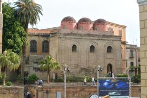 Szent Cataldo templom, oldalnézet.