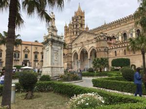 Palermo fő Katedrálisa, 1135-ben Palermo akkori angol érseke alapította egy arab mecset helyén. Itt található: Hautvilli II Roger(1095-1154) utolsó szicíliai normann király, VI. Sváb Henrik (1165-1197) Német-Romai császár, D'Altavillai Constanca (1154-1198) császárné, II.Roger utószülött lánya, Sváb Henrich felesége valamint fiuk: II Frigyes (1194-1251) Német-Romai császár szarkofágjai.