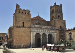 Szicília, Monreale Katedrálisa.  II. Vilmos Szicília harmadik normann királya építette. itt is van eltemetve. A Szicíliai normann építészet legjelentősebbje, belül csodálatos bizanci mozaik díszítés.