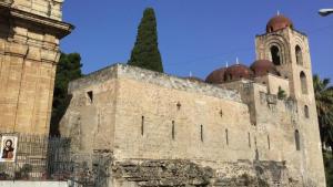 Palermo, San Giovanni degli Eremiti.Remete Szent János templom, 1132-1148 között építve, bizánci, arab, normann stilusban, a tetején 5 pazar vörös kupolával.