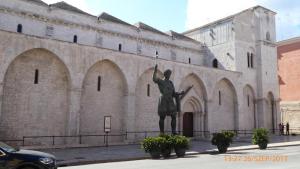 Puglia Barletta Santo Sepolcro a Colosszussal 